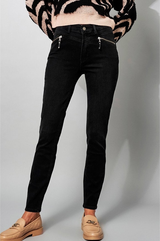 Czarne jeansy Rosner w street stylu