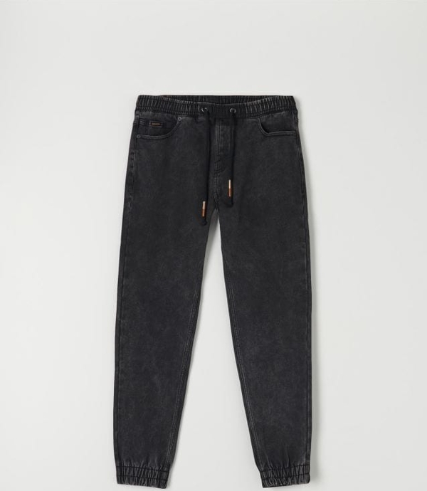 Czarne jeansy Sinsay w street stylu