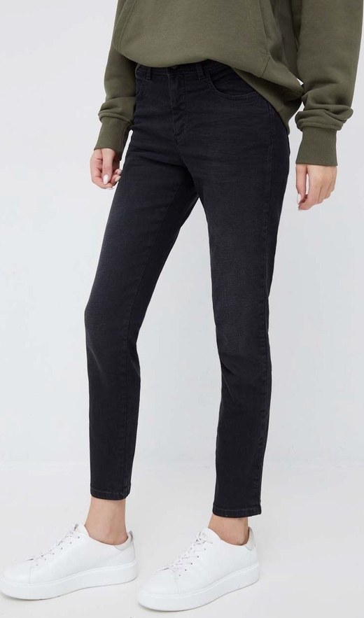 Czarne jeansy Sisley w street stylu