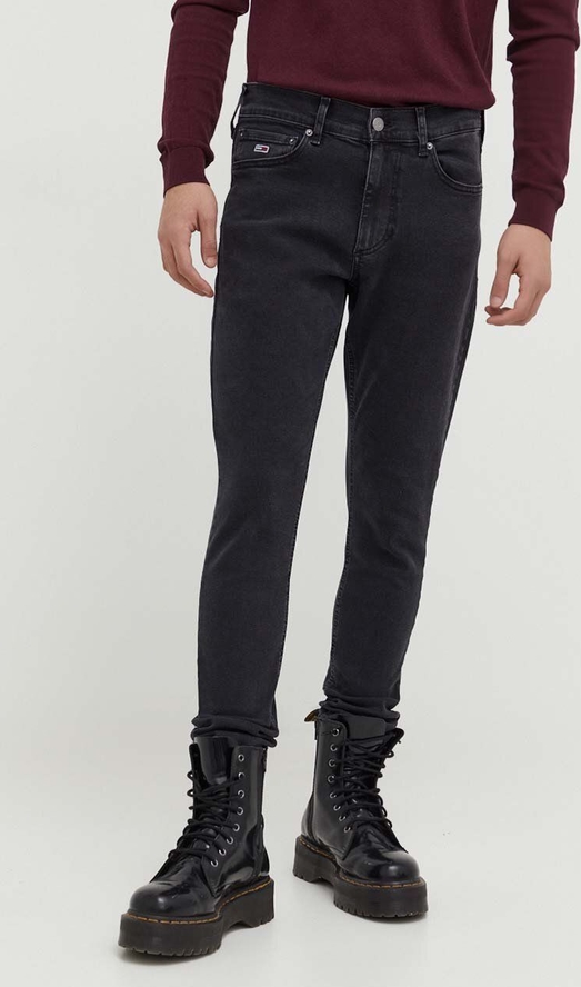 Czarne jeansy Tommy Jeans w street stylu