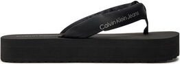 Czarne klapki Calvin Klein w stylu casual z płaską podeszwą