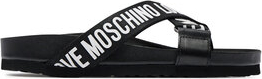 Czarne klapki Love Moschino w stylu casual z nadrukiem