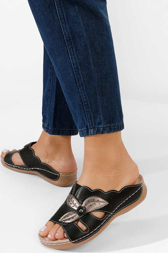 Czarne klapki Zapatos z płaską podeszwą w stylu casual
