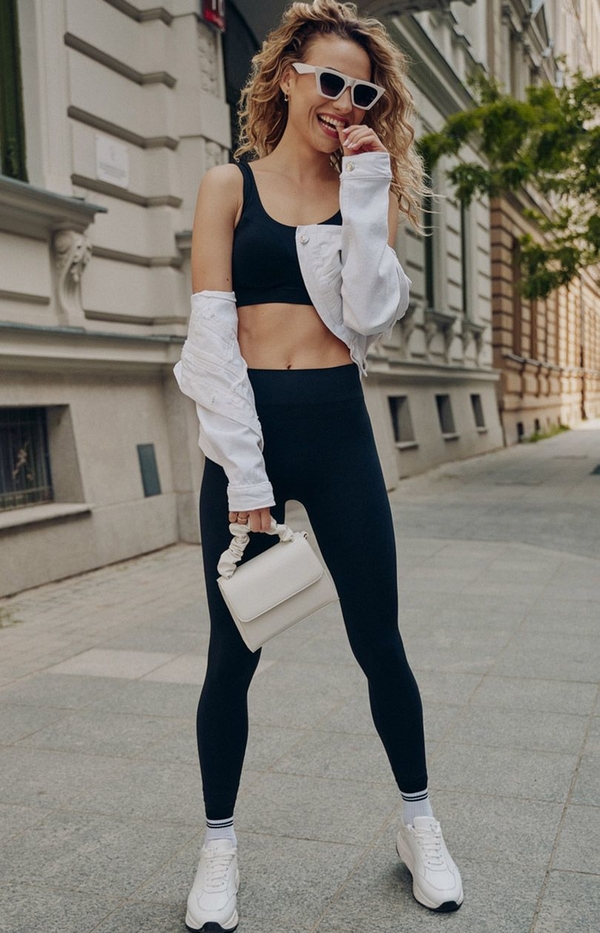 Czarne legginsy Gabriella w street stylu