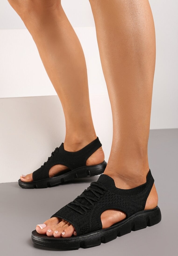 Czarne sandały born2be z płaską podeszwą w stylu casual