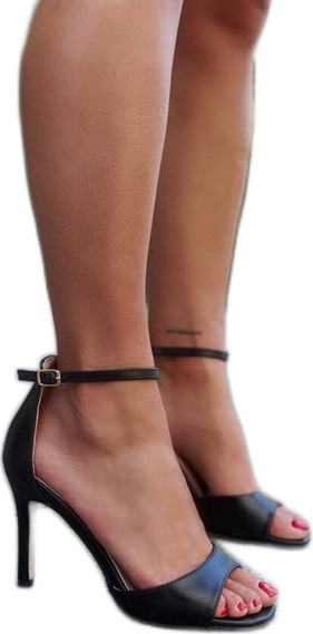 Czarne sandały ButyModne na szpilce ze skóry z klamrami