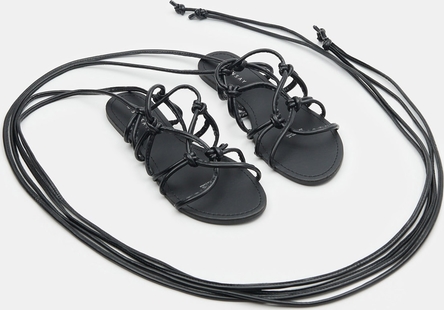 Czarne sandały Sinsay z klamrami w stylu casual z płaską podeszwą