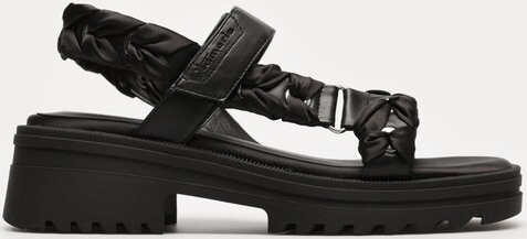 Czarne sandały Tamaris w stylu casual na platformie z klamrami