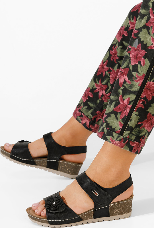 Czarne sandały Zapatos na koturnie z klamrami