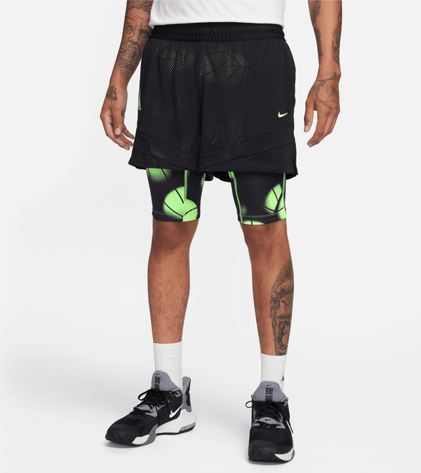 Czarne spodenki Nike z nadrukiem w sportowym stylu