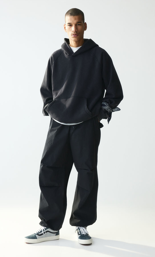 Czarne spodnie H & M w sportowym stylu