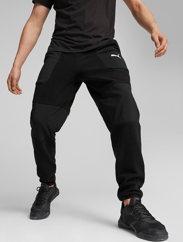 Czarne spodnie Puma w sportowym stylu z dresówki