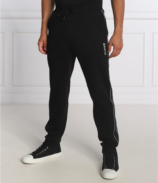 Czarne spodnie sportowe Guess z dresówki w sportowym stylu