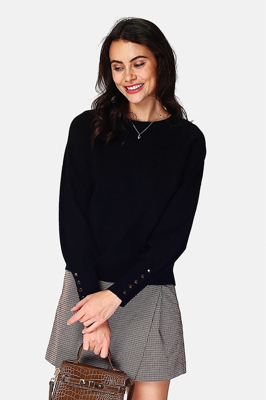 Czarny sweter ASSUILI w stylu casual