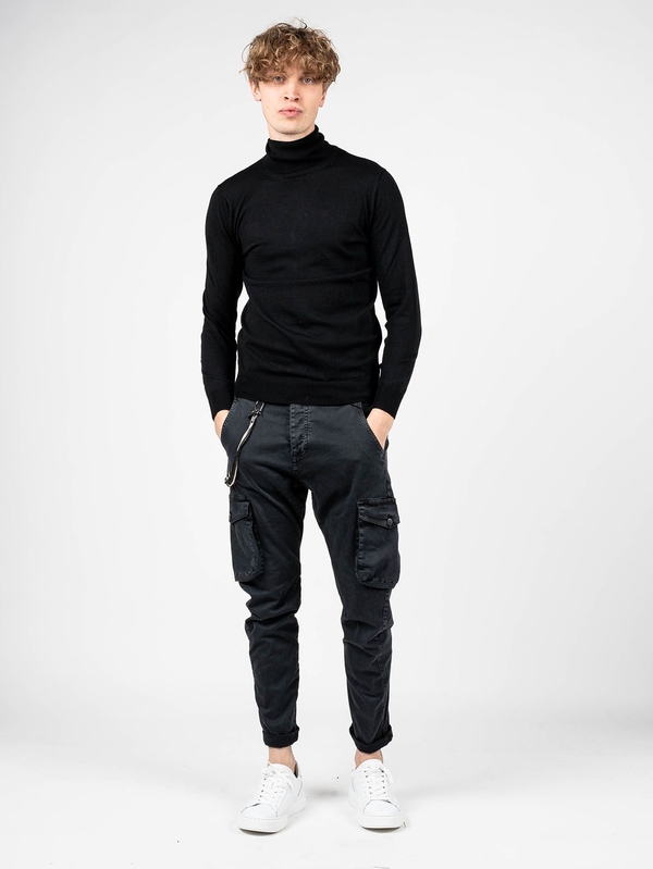 Czarny sweter ubierzsie.com z wełny