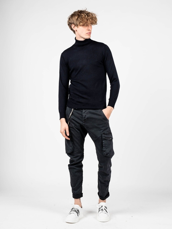 Czarny sweter ubierzsie.com z wełny z golfem w stylu casual