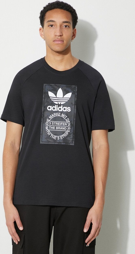 Czarny t-shirt Adidas Originals w sportowym stylu