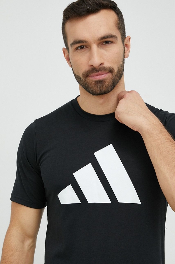 Czarny t-shirt Adidas Performance w sportowym stylu z krótkim rękawem z nadrukiem