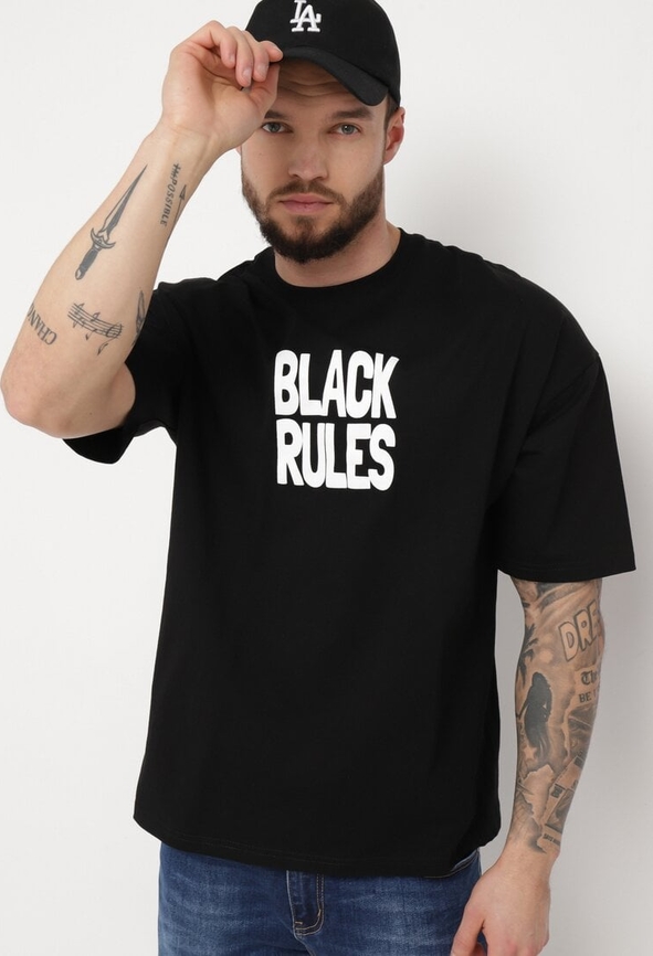 Czarny t-shirt born2be z nadrukiem z bawełny z krótkim rękawem