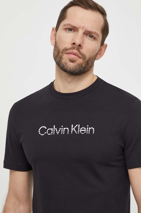 Czarny t-shirt Calvin Klein w młodzieżowym stylu z krótkim rękawem z nadrukiem