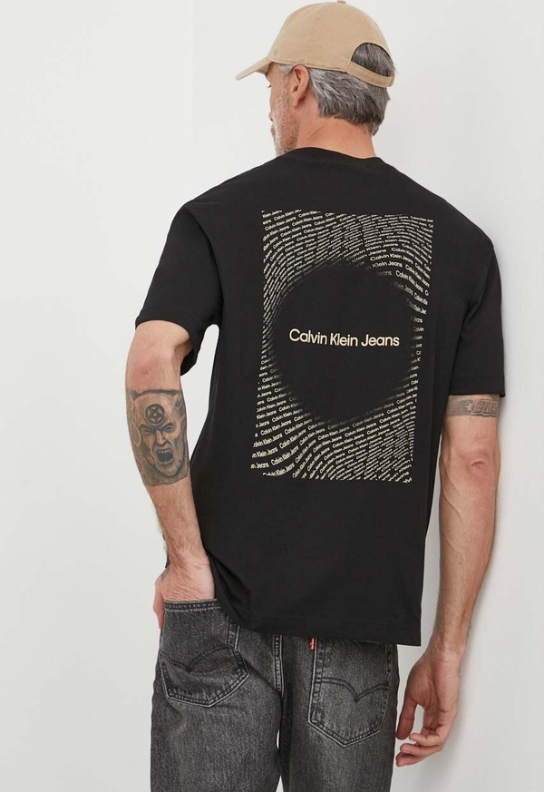 Czarny t-shirt Calvin Klein z nadrukiem w młodzieżowym stylu