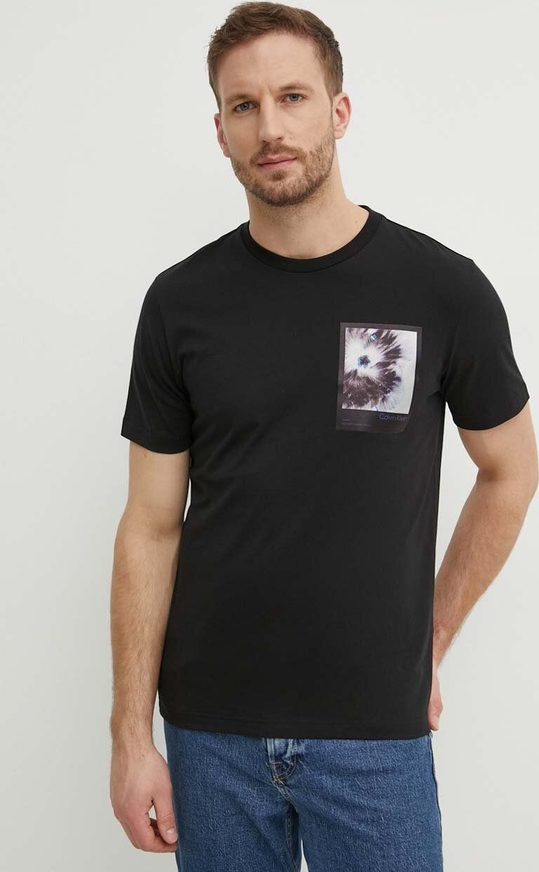 Czarny t-shirt Calvin Klein z nadrukiem w młodzieżowym stylu