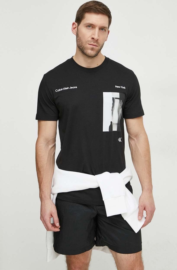 Czarny t-shirt Calvin Klein z nadrukiem w sportowym stylu z bawełny
