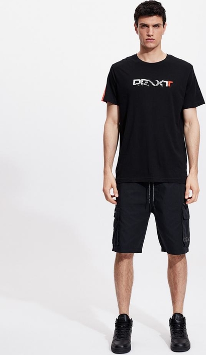 Czarny t-shirt diversesystem z krótkim rękawem w młodzieżowym stylu