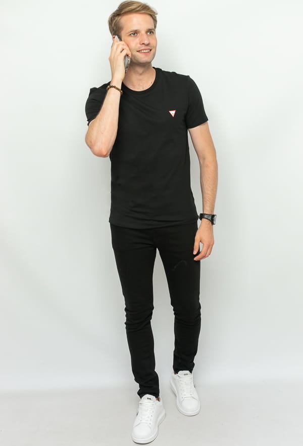 Czarny t-shirt Guess w stylu casual z krótkim rękawem