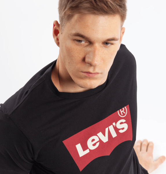 Czarny t-shirt Levis w młodzieżowym stylu z bawełny