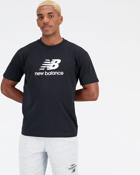 Czarny t-shirt New Balance w młodzieżowym stylu z krótkim rękawem
