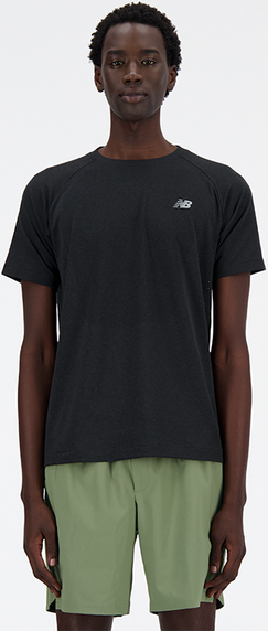 Czarny t-shirt New Balance w sportowym stylu