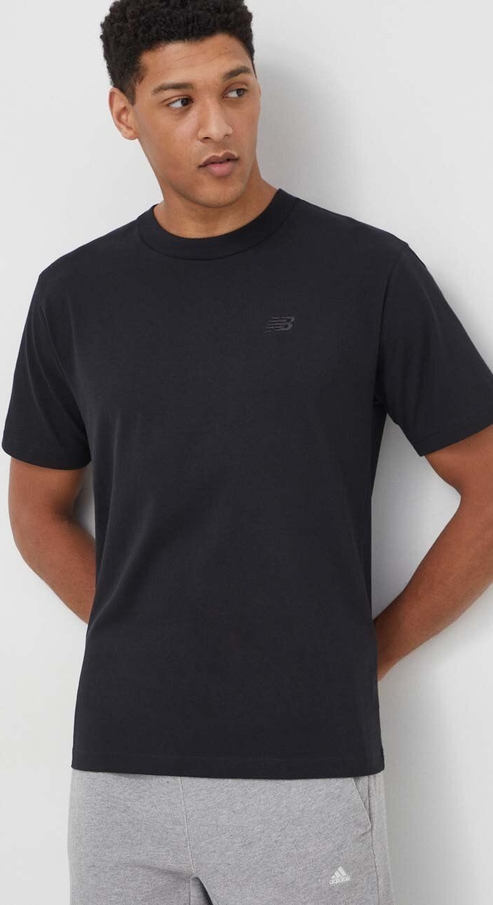 Czarny t-shirt New Balance w stylu casual