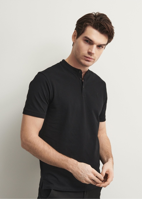 Czarny t-shirt Ochnik w stylu casual z krótkim rękawem z bawełny