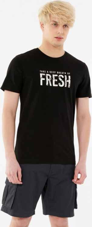 Czarny t-shirt Outhorn w młodzieżowym stylu z nadrukiem