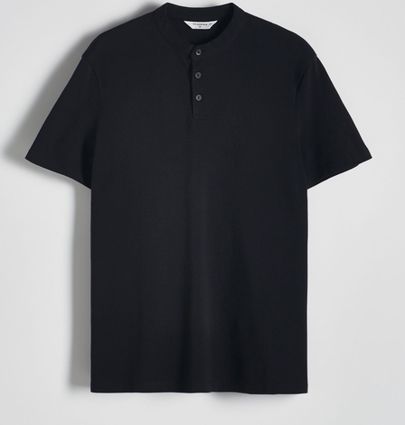 Czarny t-shirt Reserved z krótkim rękawem