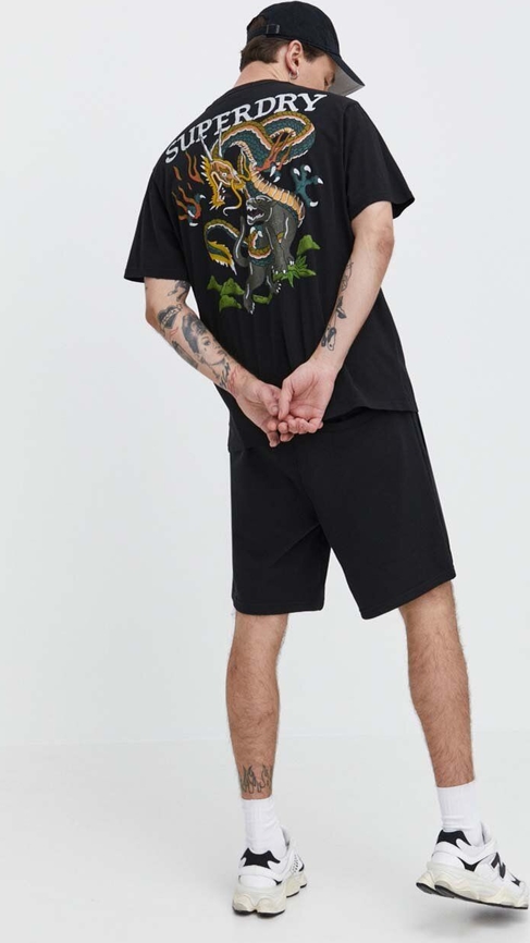 Czarny t-shirt Superdry z nadrukiem w młodzieżowym stylu