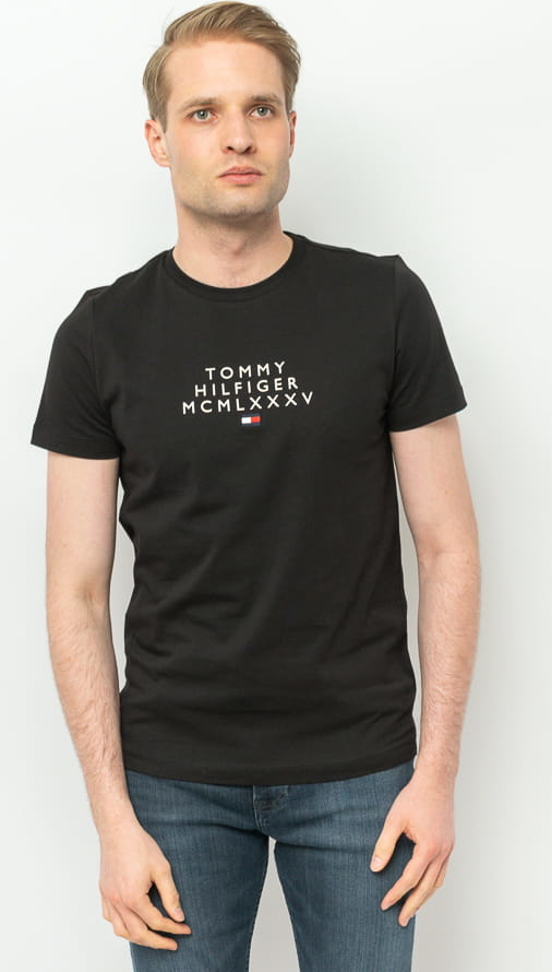 Czarny t-shirt Tommy Hilfiger w młodzieżowym stylu z bawełny