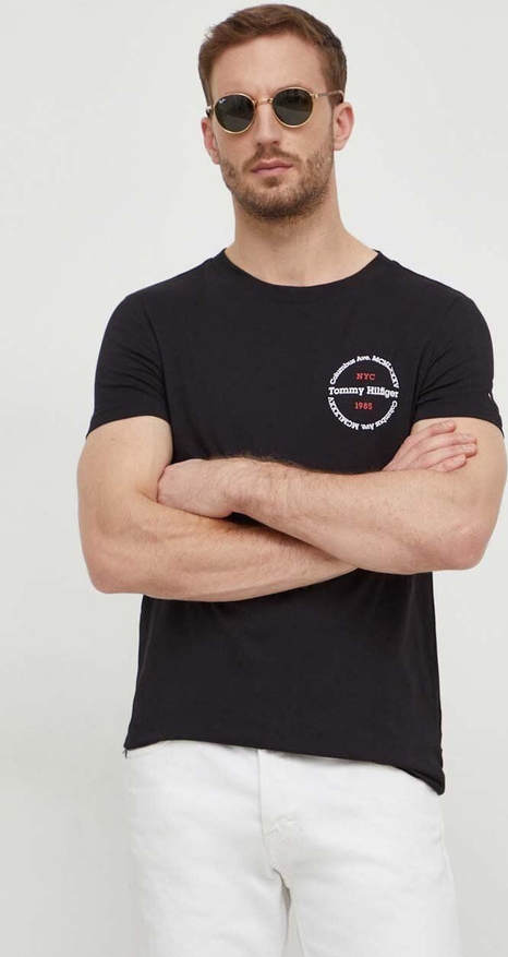 Czarny t-shirt Tommy Hilfiger w młodzieżowym stylu z nadrukiem