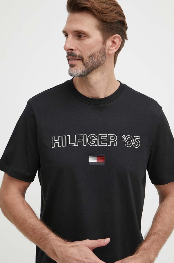 Czarny t-shirt Tommy Hilfiger z nadrukiem w młodzieżowym stylu