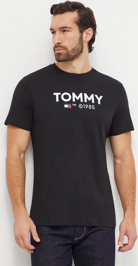 Czarny t-shirt Tommy Jeans w młodzieżowym stylu z nadrukiem z krótkim rękawem