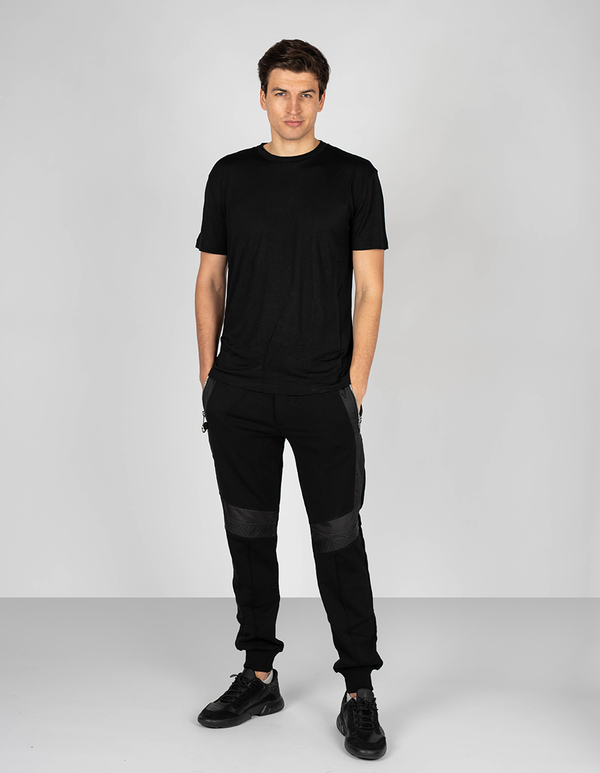 Czarny t-shirt ubierzsie.com z krótkim rękawem w stylu casual z jedwabiu