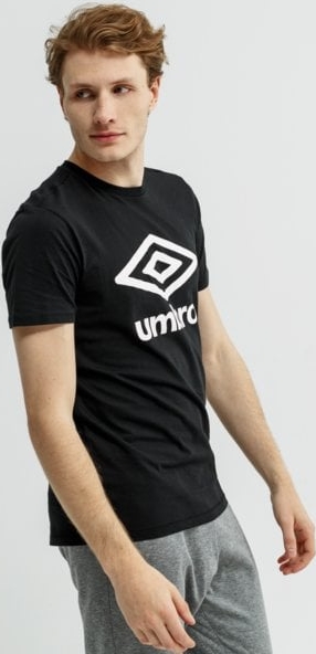 Czarny t-shirt Umbro w młodzieżowym stylu z krótkim rękawem