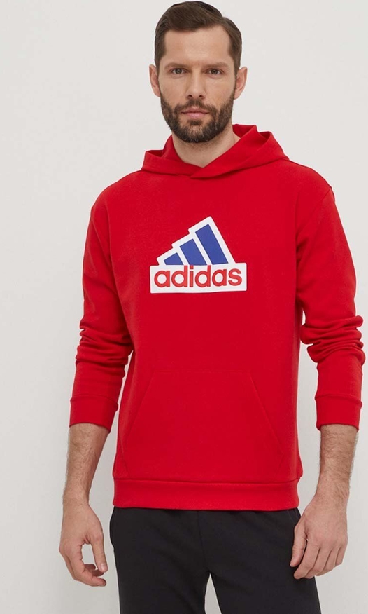 Czerwona bluza Adidas w młodzieżowym stylu z nadrukiem