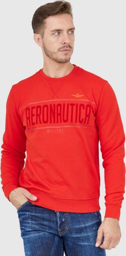 Czerwona bluza Aeronautica Militare w młodzieżowym stylu
