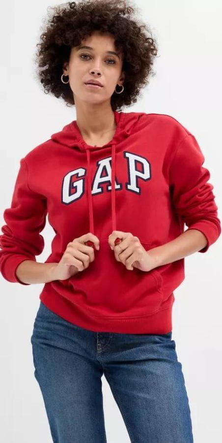 Czerwona bluza Gap w młodzieżowym stylu