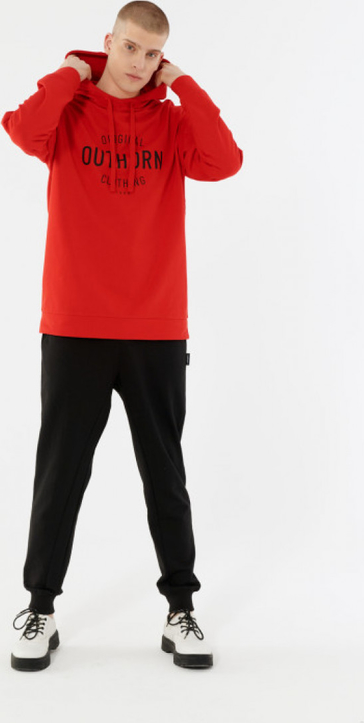 Czerwona bluza Outhorn w młodzieżowym stylu