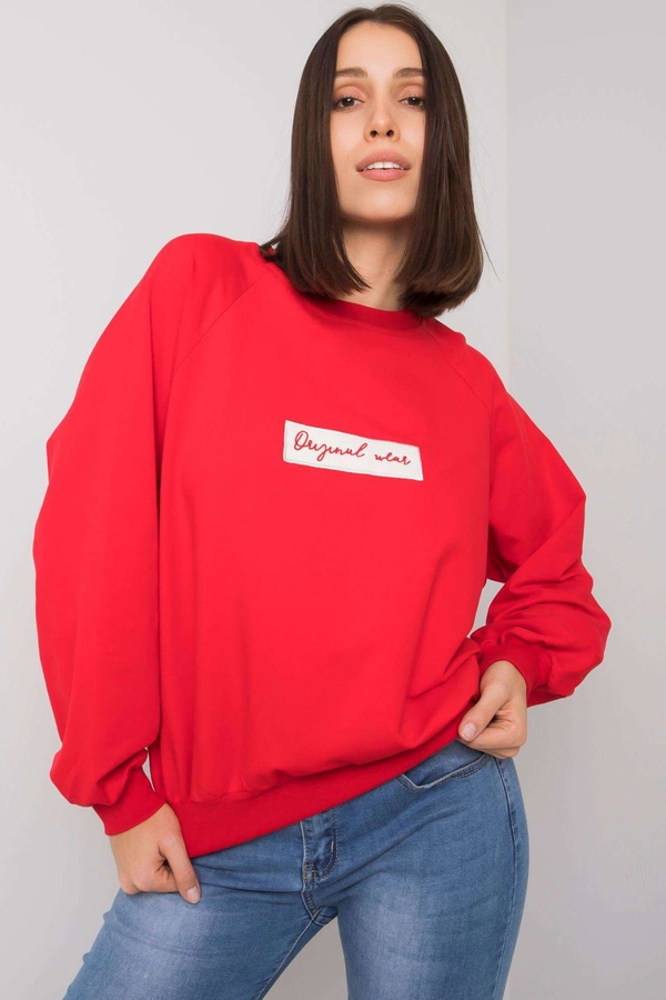 Czerwona bluza Relevance w młodzieżowym stylu