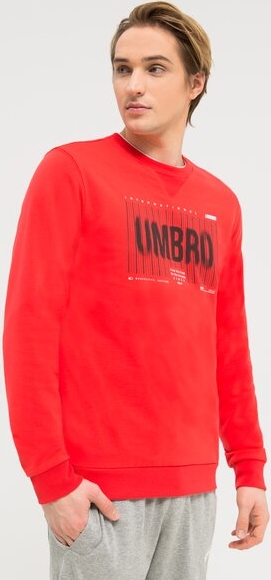 Czerwona bluza Umbro w młodzieżowym stylu