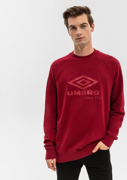 Czerwona bluza Umbro w młodzieżowym stylu